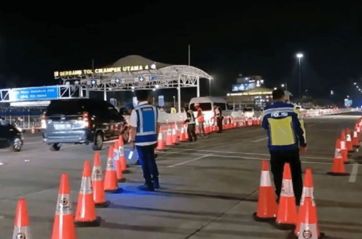 Lalu Lintas Tol Jakarta-Cikampek Kembali Normal, Rekayasa Contraflow Resmi Dihentikan