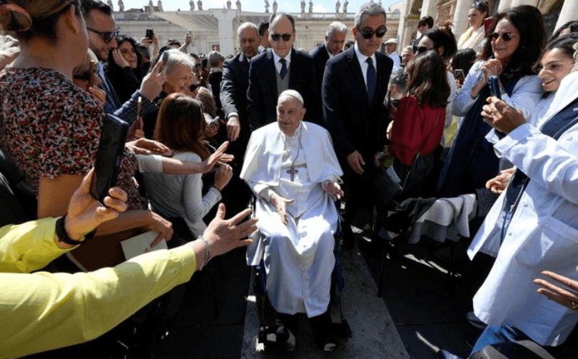 Momen Paus Fransiskus Tampil Kembali Menyapa Publik di Vatikan