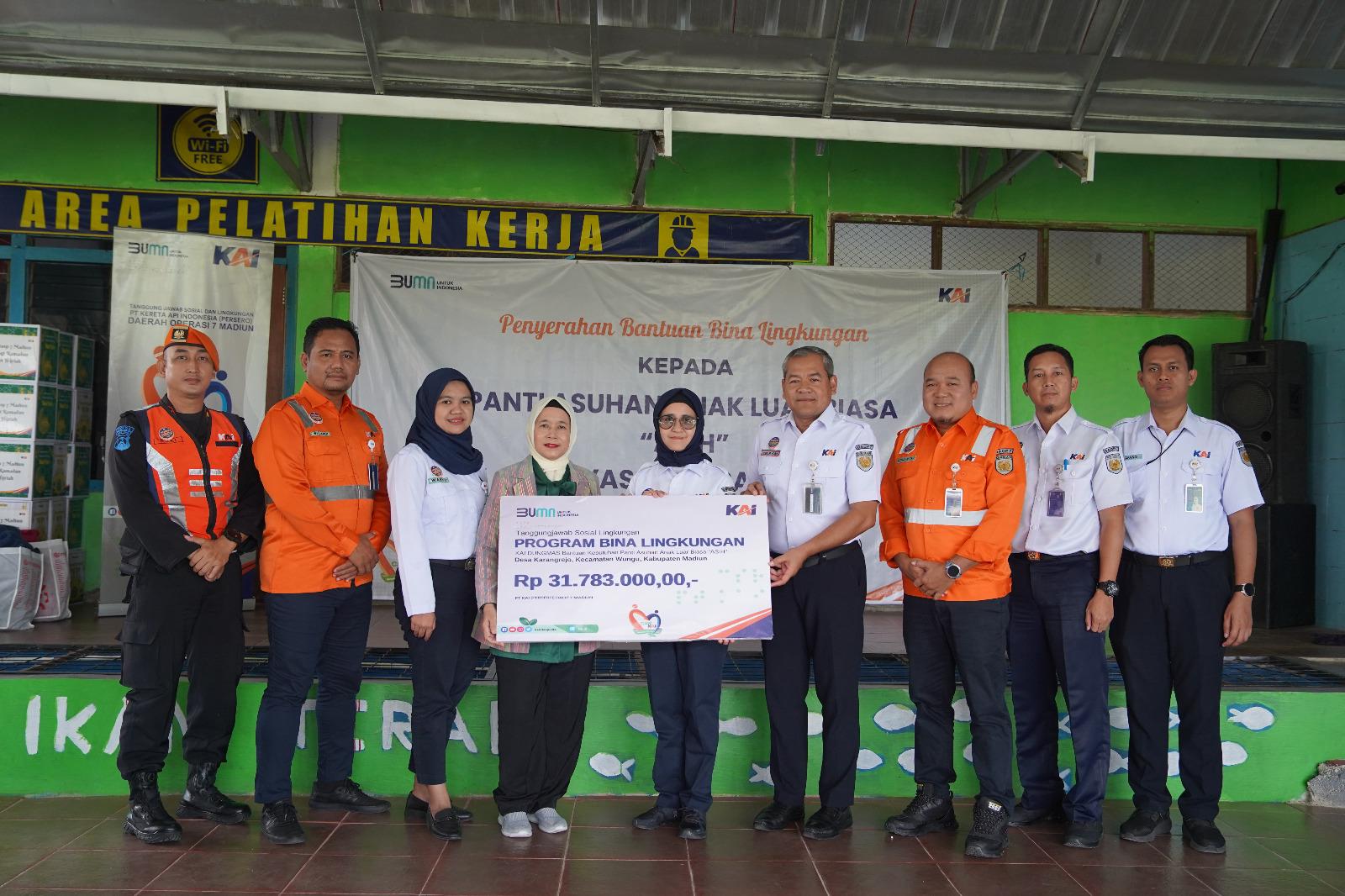 KAI Daop 7 Madiun Salurkan TJSL, Bina Lingkungan Total Rp125 Juta Selama Masa Angkutan Lebaran 1446 Hijriah