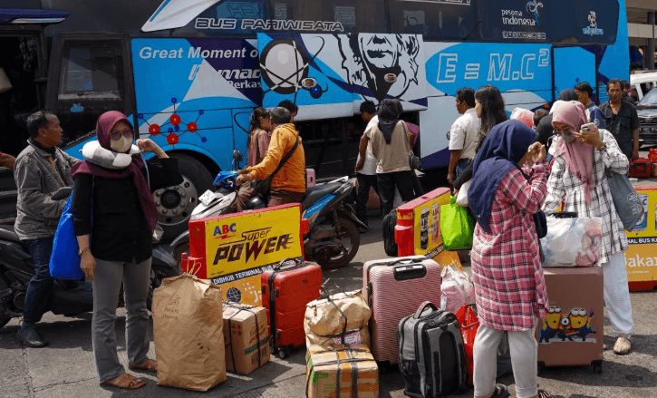 Ribuan Penumpang Arus Balik Tiba di Terminal Kalideres, Layanan Angkutan Malam Hari Disiapkan