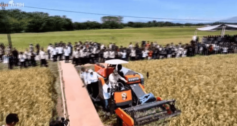 Prabowo Jajal Combine Harvester Saat Panen Raya di Majalengka