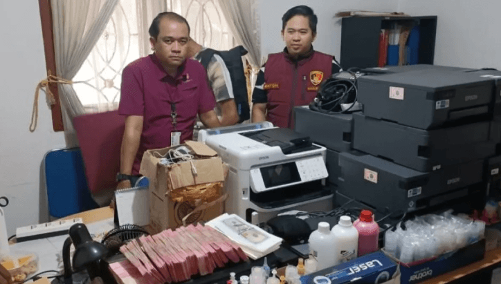 Polisi Gerebek Rumah Produksi Uang Palsu di Bogor, Temukan Rp3,3 Miliar dan Tangkap Lima Orang