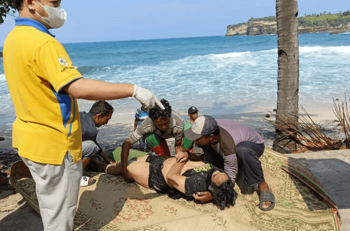 Dua Pelajar Boyolali Tewas Terseret Ombak Saat Berkemah di Pantai Klayar