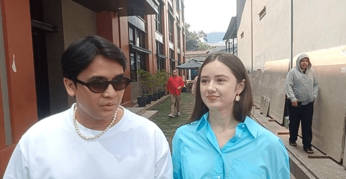 Billy Syahputra Bawa Makanan Indonesia ke Belarusia Saat Temui Keluarga Pacar