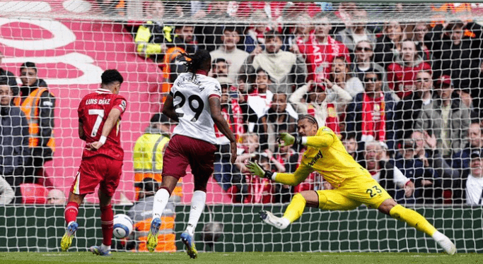 Liverpool Unggul 1-0 atas West Ham Lewat Gol Luis Diaz di Anfield