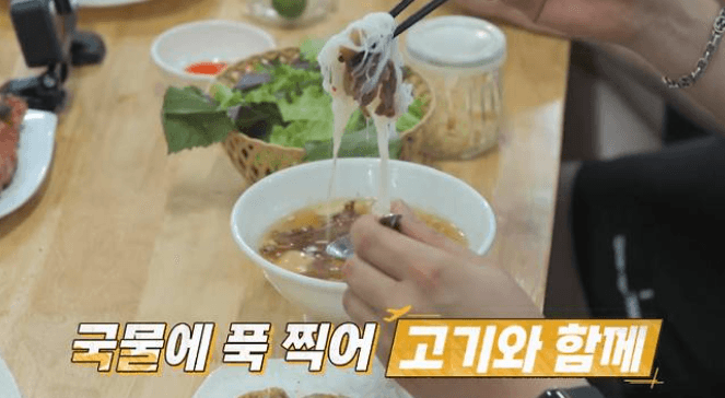 Kim Jun-ho dan Hong In-gyu Saling Siram Tinta Cumi-cumi di Episode Seru Nidonnaesan Dokbak Tour 3 Vietnam