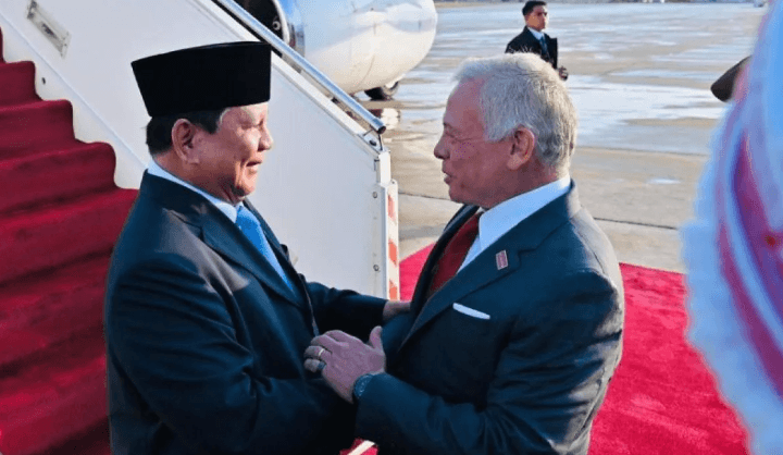 Presiden Prabowo Disambut Raja Abdullah II dengan Pelukan Hangat dan Persahabatan Lama di Yordania