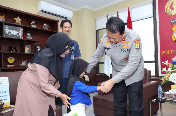 Kapolda Maluku Serahkan Santunan Rp553,7 Juta kepada Keluarga Aipda Husni Abdullah yang Gugur saat Bertugas