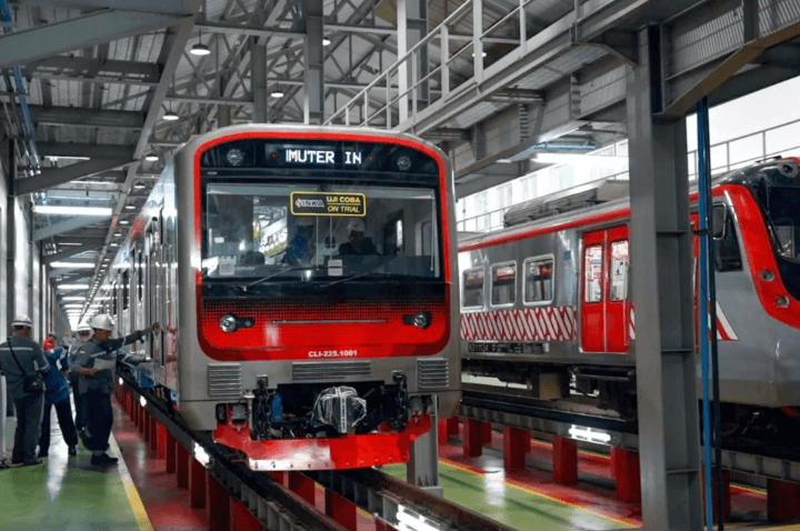 KRL Produksi PT INKA Jalani Uji Coba di Jabodetabek, Total 12 Kereta Dikirim Bertahap