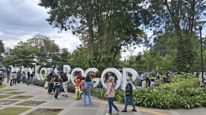 Alun-alun Kota Bogor Dipadati Warga Saat Libur Paskah, Pengunjung Keluhkan Banyaknya Pengamen dan Bau Tak Sedap