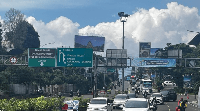 Polisi Terapkan Sistem One Way Arah Jakarta di Jalur Puncak Karena Volume Kendaraan Turun Meningkat Tajam
