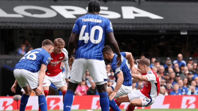Arsenal Unggul 2-0 atas Ipswich di Babak Pertama, Leif Davis Dikartu Merah