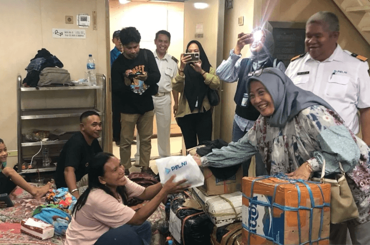 Pelni Ambon Bagikan Bingkisan kepada Penumpang Perempuan di Hari Kartini 2025