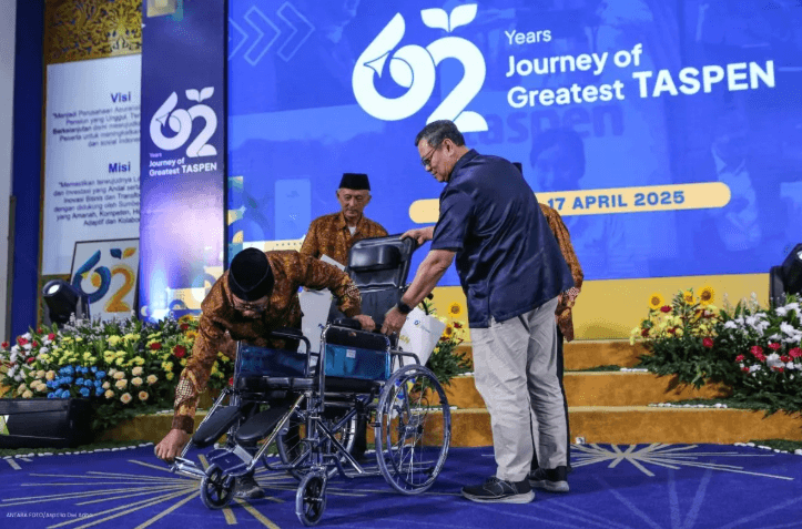 TASPEN Salurkan Bantuan Kursi Roda untuk Peserta Pensiun dalam Rangka HUT ke-62