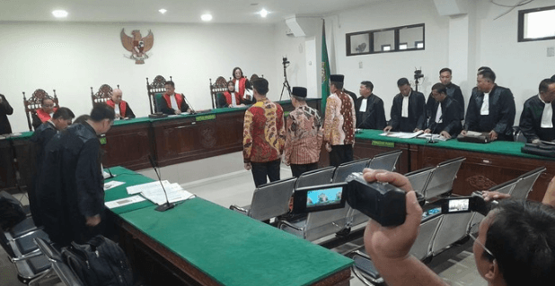 Sidang Dakwaan, Eks Gubernur Bengkulu Langsung Ditegur Hakim karena Ngobrol
