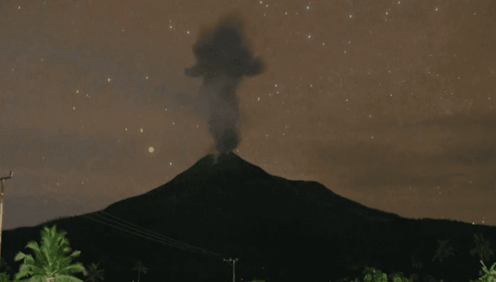 Gunung Lewotobi Laki-laki Erupsi Tiga Kali, Kolom Abu Capai 3.000 Meter