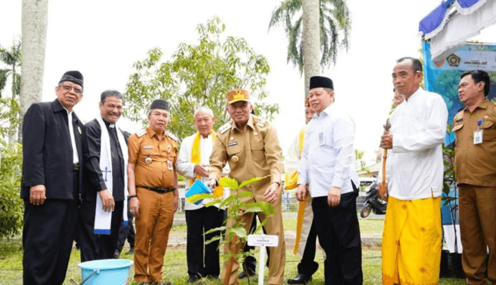 Kemenag Kalsel Tanam Ribuan Pohon Matoa Bersama Gubernur dalam Aksi Hijau Nasional