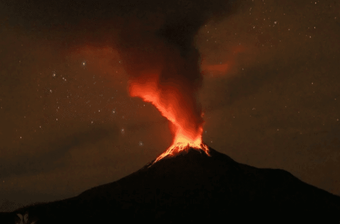 Gunung Lewotobi Laki-laki Alami Tremor Terus Menerus dan Guguran Lava Pijar