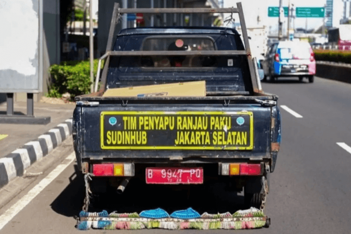 Pembersihan Ranjau Paku di Jakarta Selatan Demi Keselamatan Pengguna Jalan