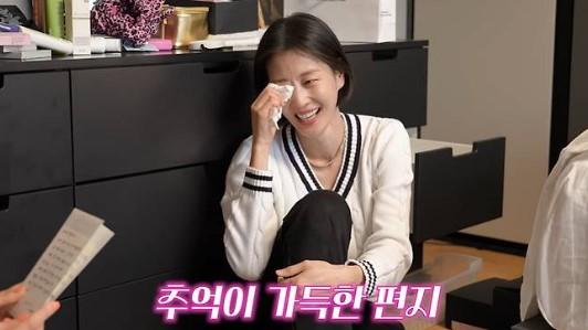 Lee Hyun-yi Menangis Saat Membaca Surat Cinta Suami di Tengah Berbenah Rumah