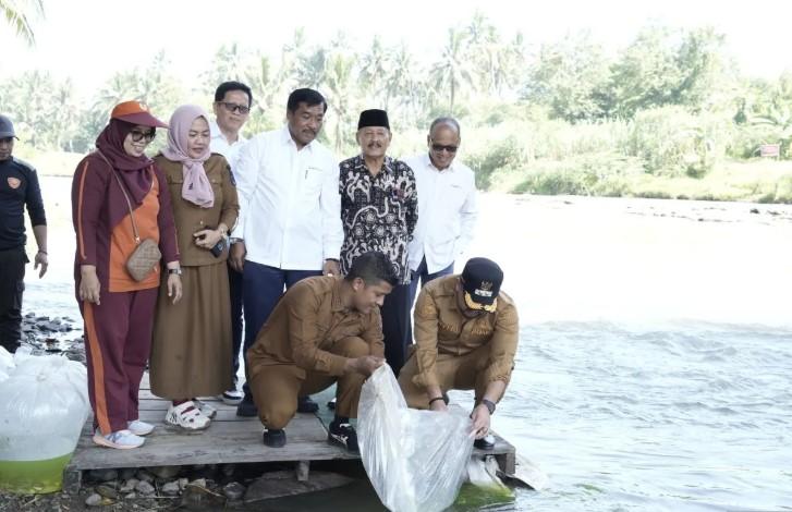 PT Bukit Asam Serahkan 30.000 Bibit Ikan untuk Dorong Ekonomi Masyarakat Sawahlunto