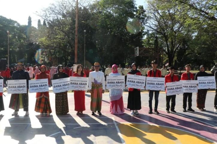 Unhas Salurkan Bantuan Dana Abadi ke 300 Mahasiswa di Hari Pendidikan Nasional