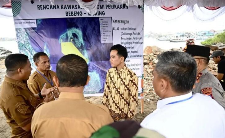 Gibran Kunjungi Kawasan Ekonomi Perikanan di Sikka, Serahkan Bantuan untuk Nelayan