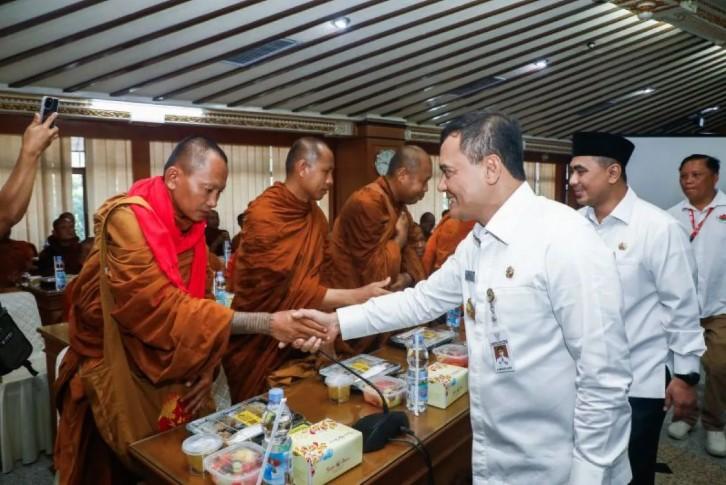 Gubernur Jawa Tengah Sambut Rombongan Biksu Thudong Menuju Perayaan Waisak 2025