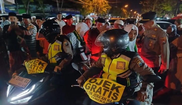 Polisi Sediakan Layanan Ojek Gratis untuk Calon Haji Pamekasan Selama Masa Pemberangkatan