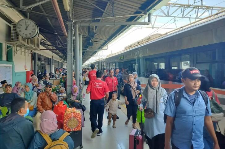 Lonjakan Penumpang Jelang Waisak, PT KAI Tambah Layanan di Stasiun Malang