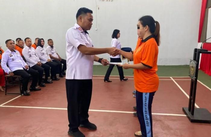 Lapas Singkawang Berikan Remisi Waisak kepada 72 Warga Binaan, Kepala Lapas: Ini Bentuk Apresiasi atas Perilaku Baik