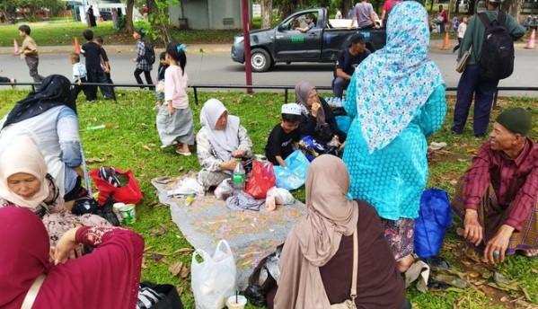Rombongan Guru Ngaji Asal Cianjur Wisata ke TMII Sebelum Berangkat Haji