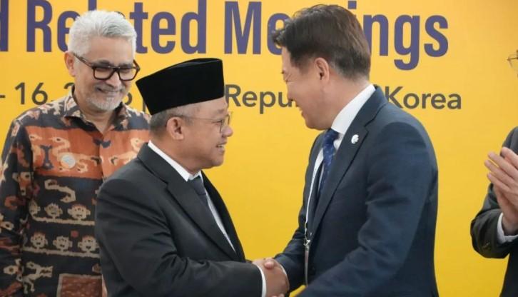 Mendikdasmen Jajaki Kerja Sama Energi Terbarukan dan Limbah dengan Gubernur Jeju di Forum APEC