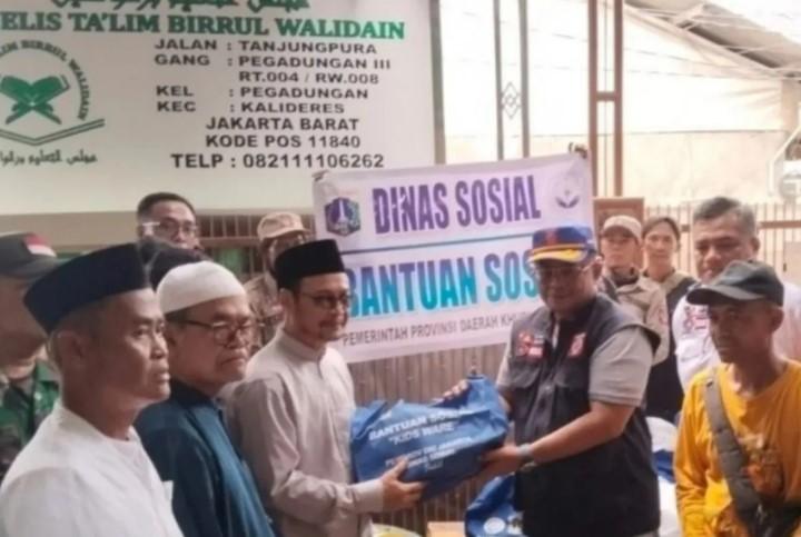 Dinsos DKI Jakarta Salurkan Bantuan Logistik bagi Korban Puting Beliung di Kalideres