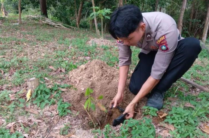Polres Lingga Tanam 250 Pohon Jengkol sebagai Upaya Nyata Jaga Lingkungan
