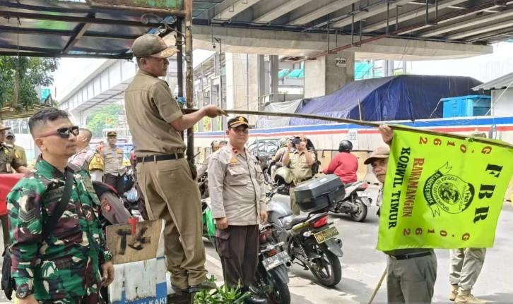 Atribut Ormas Ditertibkan, 27 Petugas Gabungan Tertibkan Simbol di Pulogadung