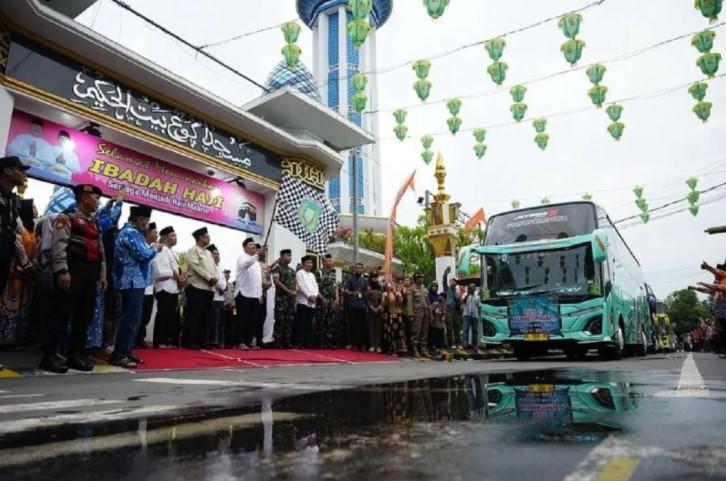 Jamaah Kloter 52 Diberangkatkan dari Masjid Agung Baitul Hakim ke Asrama Haji Sukolilo