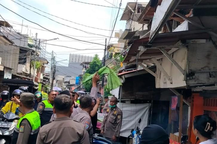 Polisi Tertibkan 21 Atribut Ormas dan Amankan 10 Pak Ogah di Grogol Petamburan