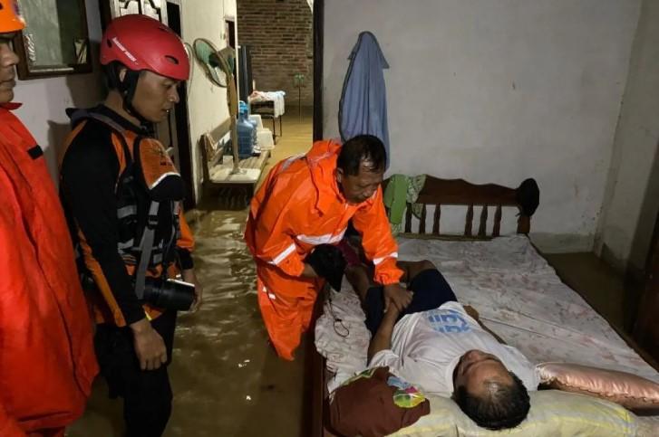 28 Warga Terjebak Banjir Bandang di Trenggalek, Tim SAR Lakukan Evakuasi Dramatis