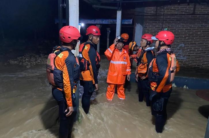 Tim Gabungan Tangani Dampak Banjir dan Longsor di Trenggalek, Ratusan Warga Terdampak