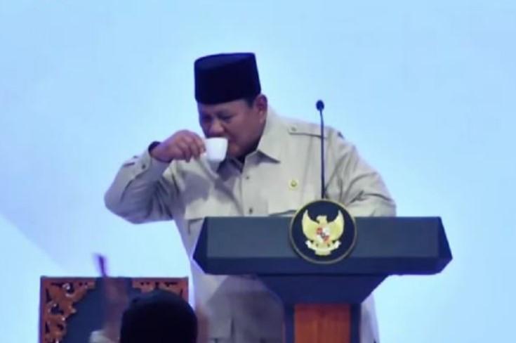 Prabowo Seruput Kopi di Tengah Pidato, Katanya: "Ini Karena Diperintah Rakyat"