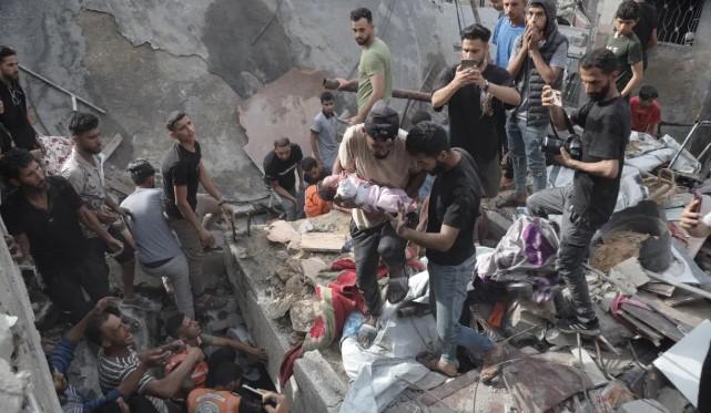 Serangan Udara Israel di Gaza Kembali Tewaskan Warga Sipil, Foto Evakuasi Bayi Jadi Sorotan Dunia