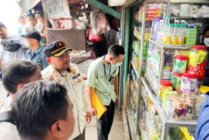 Satpol PP Jakarta Selatan Tertibkan Toko Obat Ilegal di Mampang Prapatan