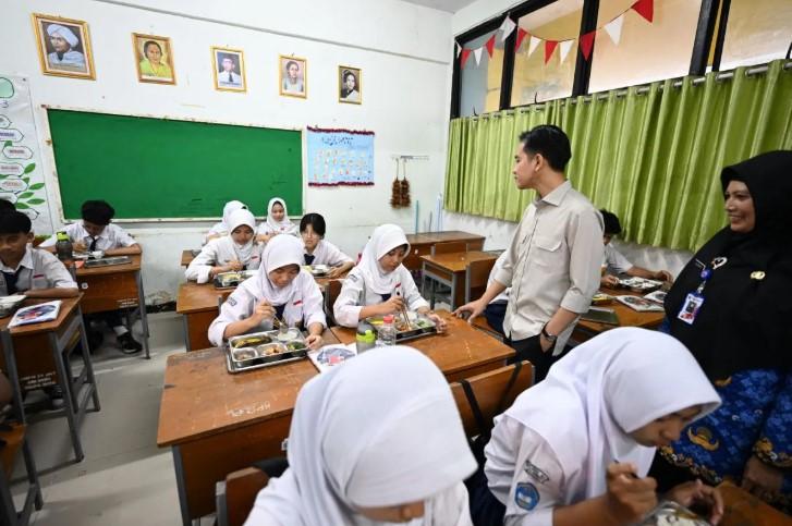 Gibran Tinjau Dapur Sekolah untuk Pastikan Kualitas Program Makan Bergizi Gratis