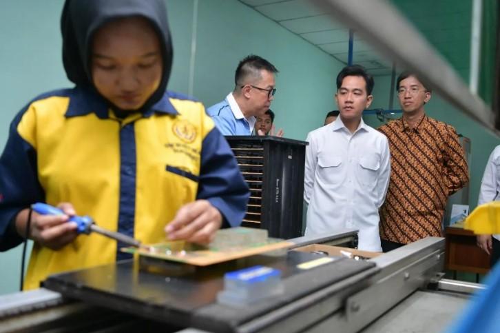 Dorong Siswa SMK Belajar Langsung di Industri, Wapres Gibran Kunjungi Pabrik Elektronika di Cikarang