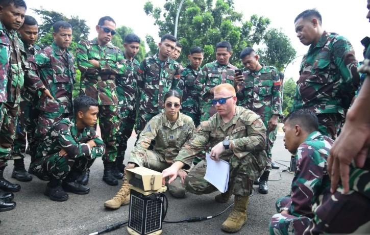 TNI AU dan USAF Gelar Latihan Pemasangan Lampu Darurat di Jakarta Timur