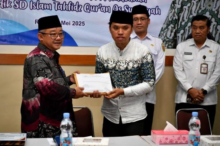 Dukacita dan Bantuan Diberikan Langsung oleh Abdul Mu’ti Kepada Keluarga Korban Kecelakaan Guru