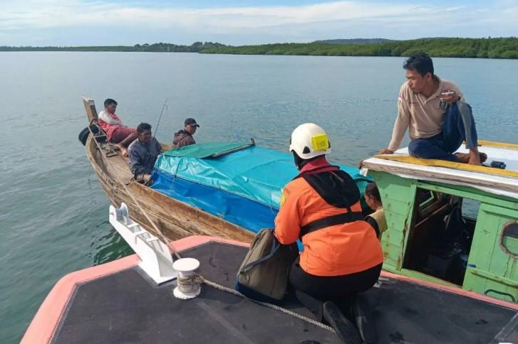 Kapal Pompong Dihantam Badai, Tim SAR Evakuasi Sepuluh Pemancing di Perairan Bintan