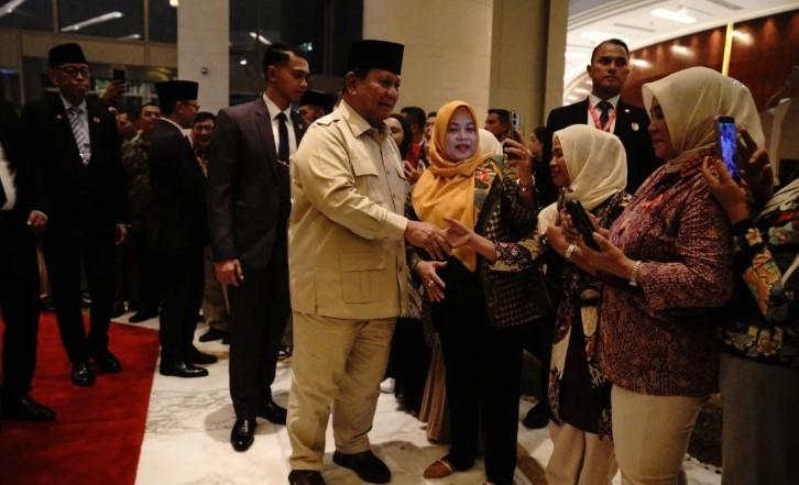 Prabowo Disambut Hangat Diaspora saat Tiba di Malaysia untuk Hadiri KTT ASEAN ke-46