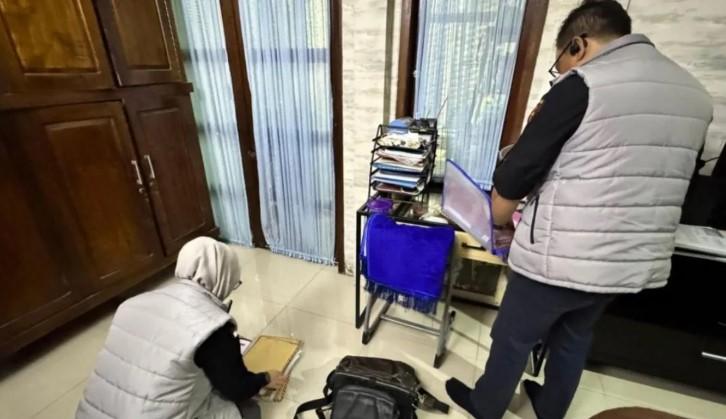 Dua Rumah Tersangka Korupsi PT Telkom Digeledah, Dokumen dan Perhiasan Disita
